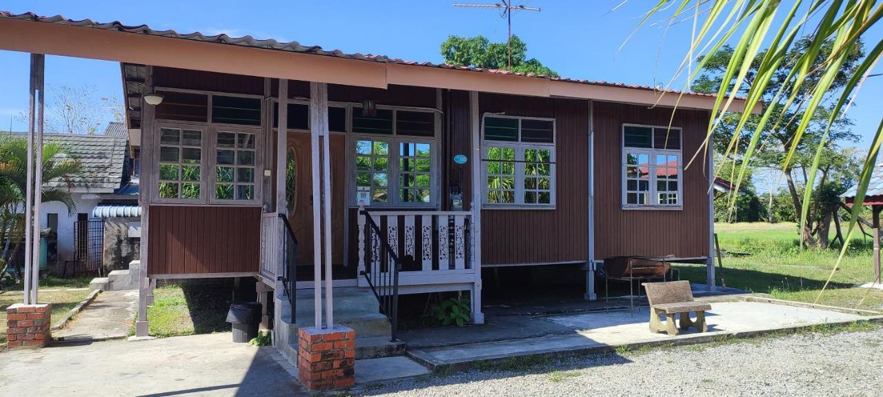 Tamteh Homestay Ayer Hitam Экстерьер фото