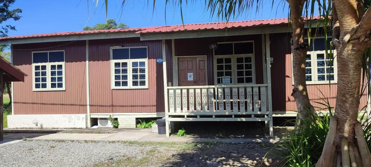 Tamteh Homestay Ayer Hitam Экстерьер фото